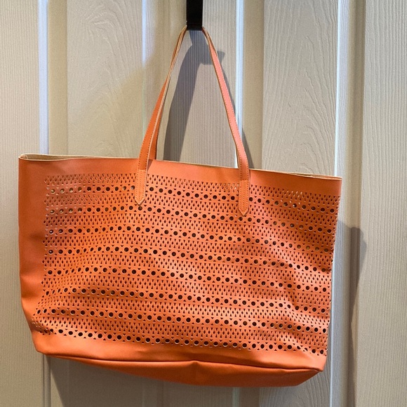 Saks Fifth Avenue Handbags - EUC Saks Fifth Avenue bag